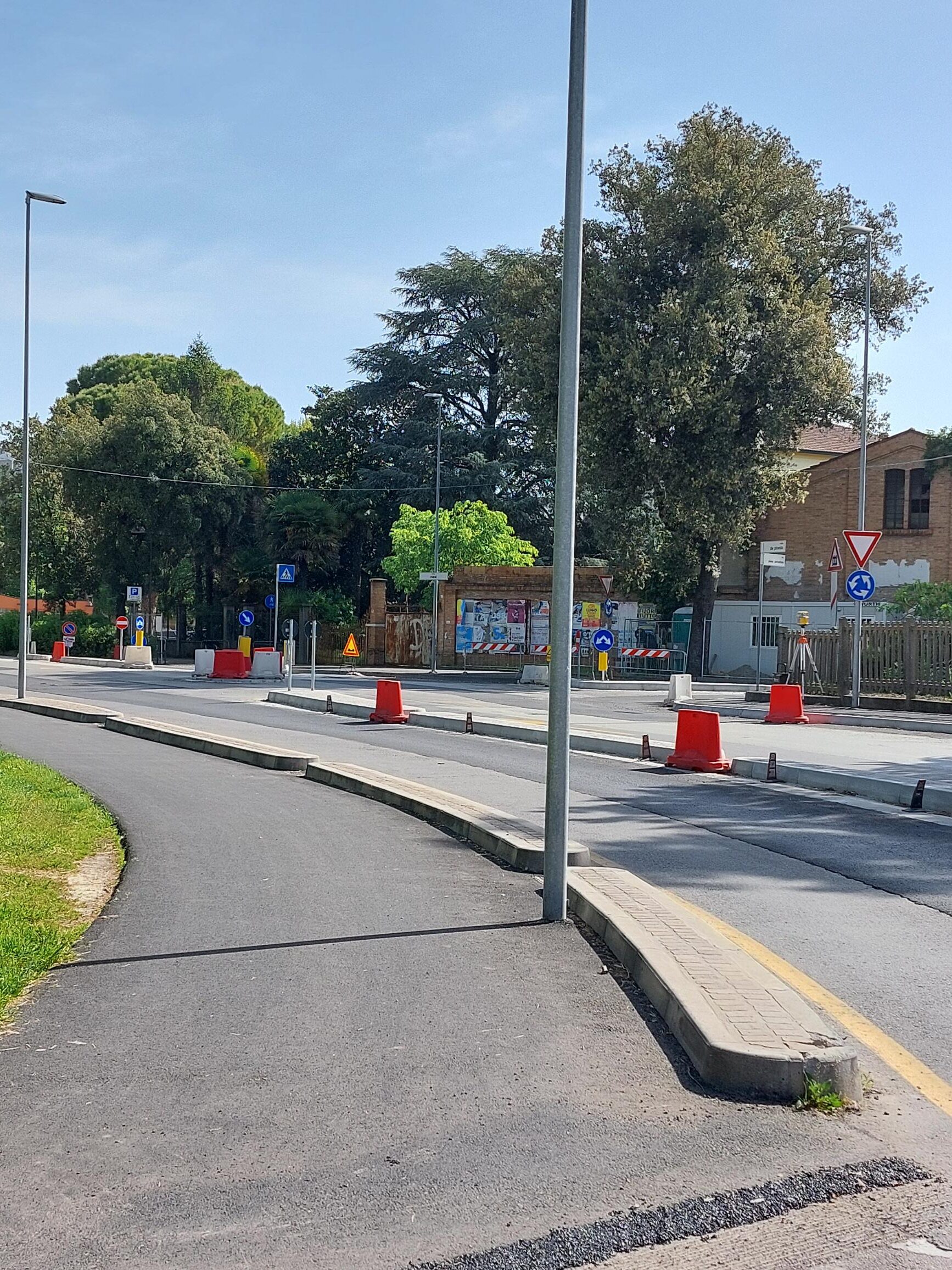 A Lugo in viale Masi/ Due giorni a senso unico alternato per completare l’asfaltatura della rotatoria
